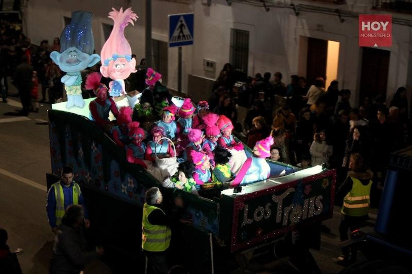 Sus Majestades de Oriente, Melchor, Gaspar y Baltasar inundaron anoche las calles de Monesterio de magia e ilusión en su tradicional Cabalgata, que contó con una gran acogida por parte de los vecinos. 