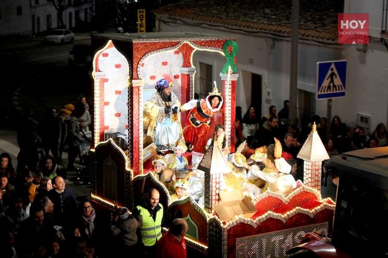 Sus Majestades de Oriente, Melchor, Gaspar y Baltasar inundaron anoche las calles de Monesterio de magia e ilusión en su tradicional Cabalgata, que contó con una gran acogida por parte de los vecinos. 