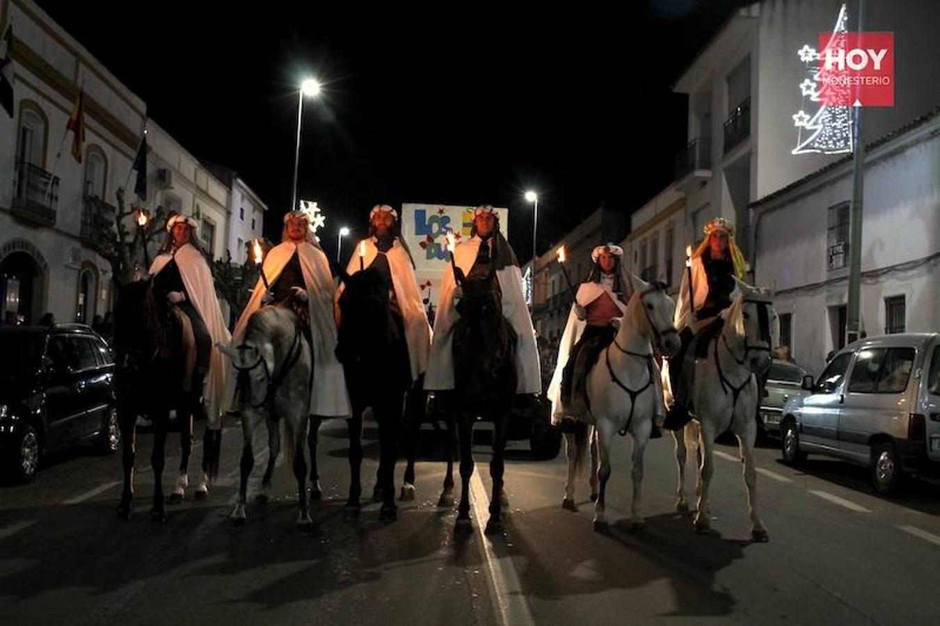 Sus Majestades de Oriente, Melchor, Gaspar y Baltasar inundaron anoche las calles de Monesterio de magia e ilusión en su tradicional Cabalgata, que contó con una gran acogida por parte de los vecinos. 
