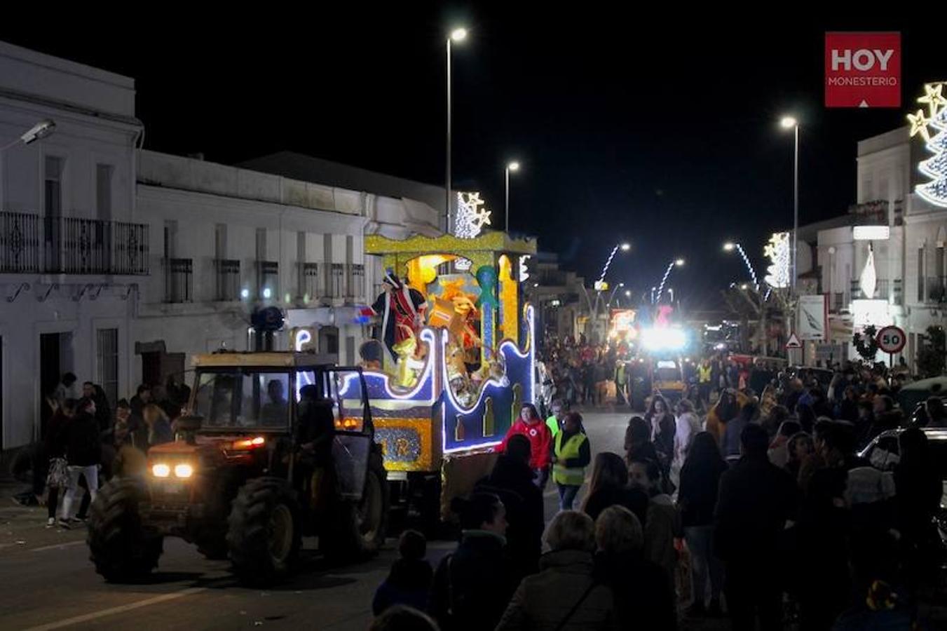 Sus Majestades de Oriente, Melchor, Gaspar y Baltasar inundaron anoche las calles de Monesterio de magia e ilusión en su tradicional Cabalgata, que contó con una gran acogida por parte de los vecinos. 