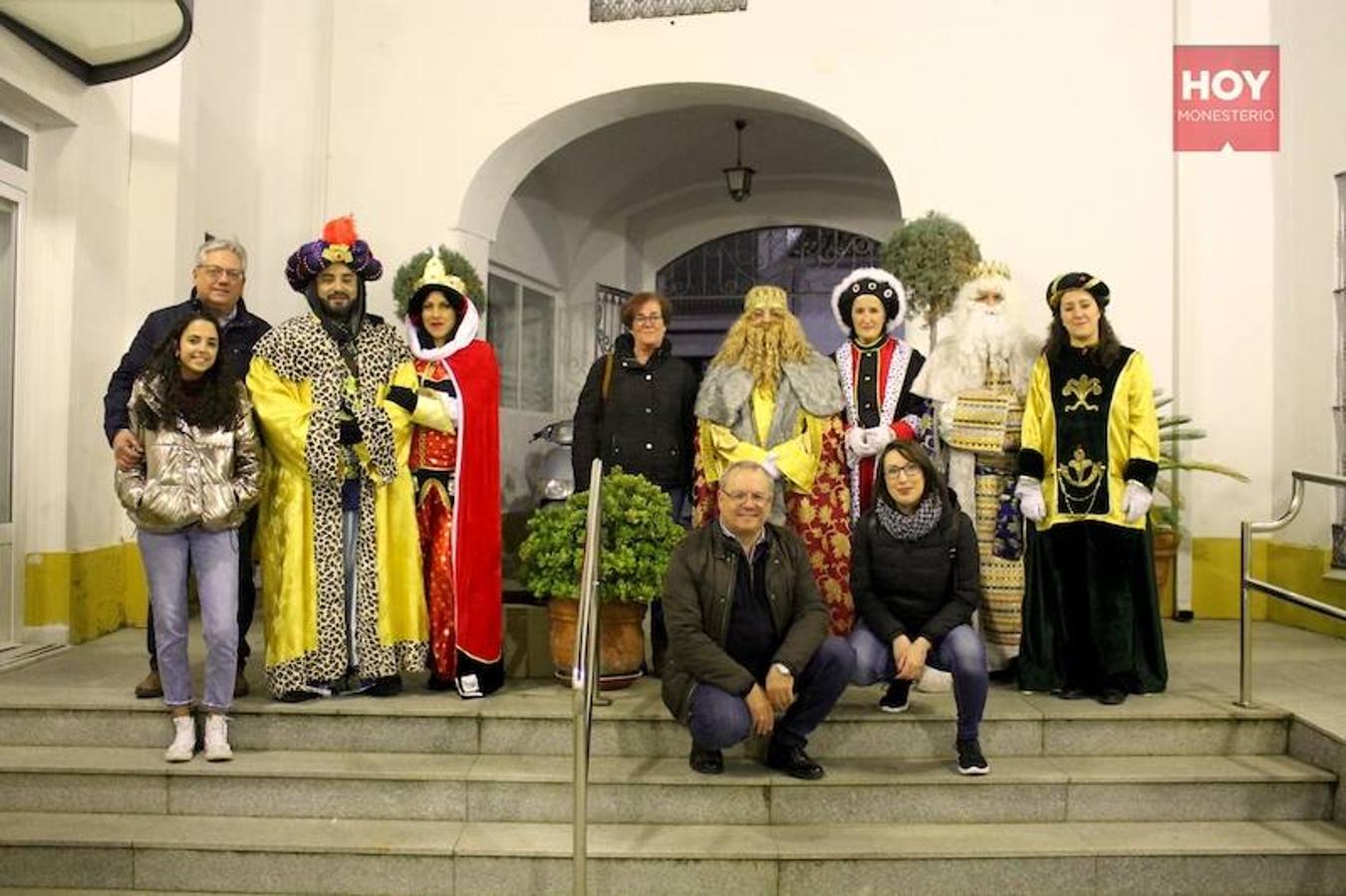 Sus Majestades de Oriente, Melchor, Gaspar y Baltasar inundaron anoche las calles de Monesterio de magia e ilusión en su tradicional Cabalgata, que contó con una gran acogida por parte de los vecinos. 