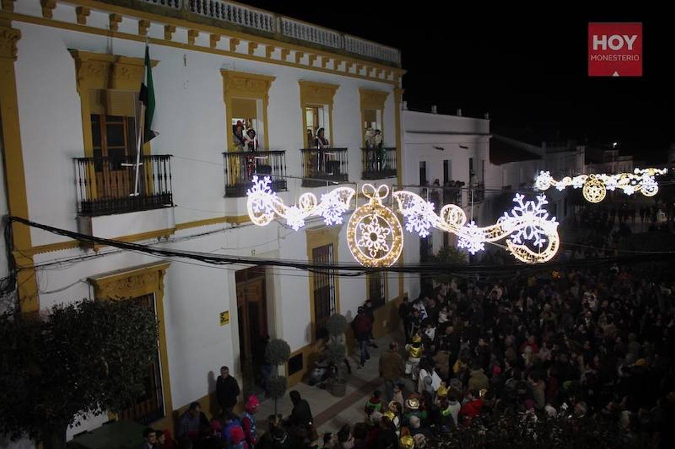 Sus Majestades de Oriente, Melchor, Gaspar y Baltasar inundaron anoche las calles de Monesterio de magia e ilusión en su tradicional Cabalgata, que contó con una gran acogida por parte de los vecinos. 