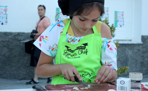 Una niña elabora su receta durante la edición pasada del concurso 