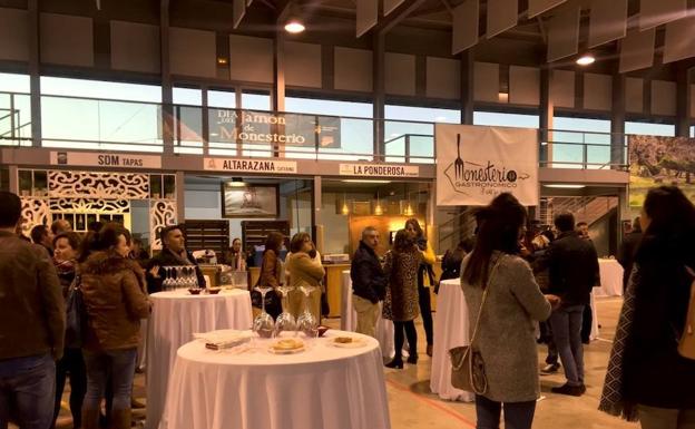 Ambiente del pasado año durante el maridaje de vinos y quesos en el pabellón de cristales 