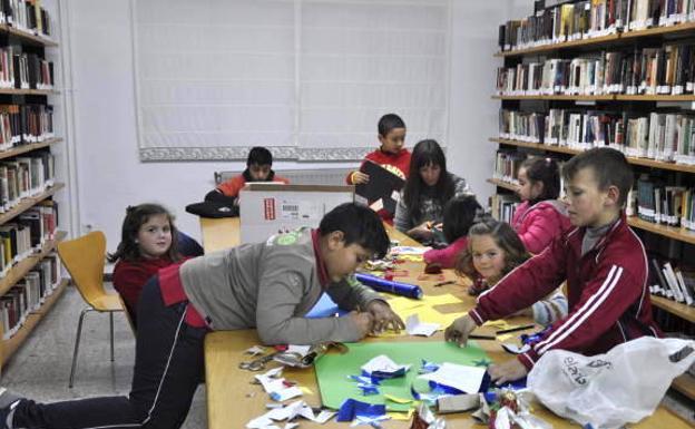 Niños durante un taller en la biblioteca 