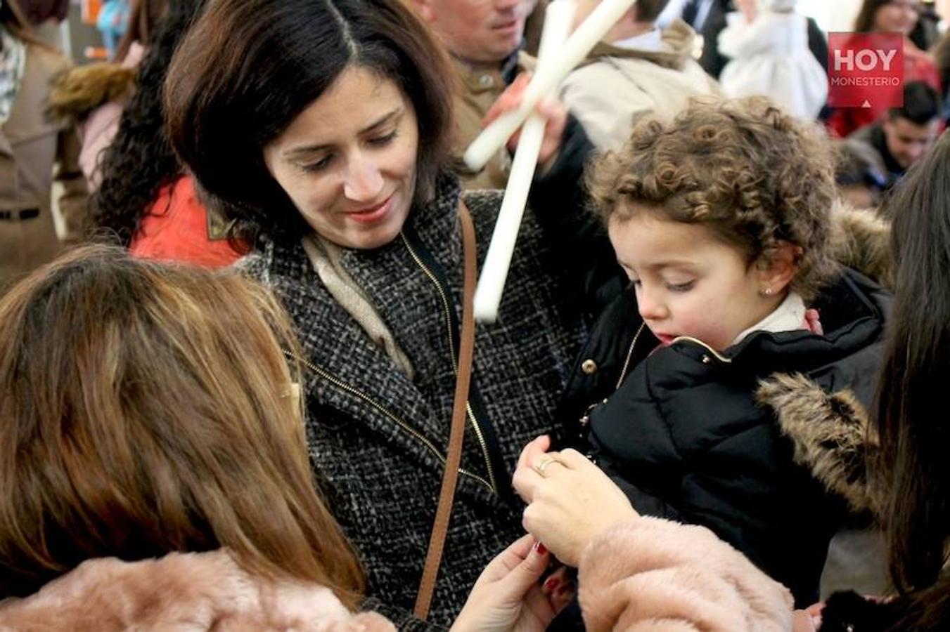 Un total de veinte familias participaron en la ceremonia religiosa que se celebró en la Ermita con motivo del Día de la Candelarias y organizada por la Hermandad de la Virgen de Tentudía