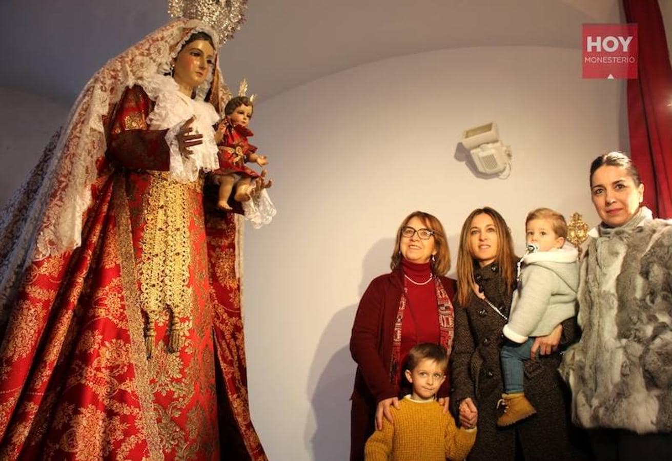 Un total de veinte familias participaron en la ceremonia religiosa que se celebró en la Ermita con motivo del Día de la Candelarias y organizada por la Hermandad de la Virgen de Tentudía