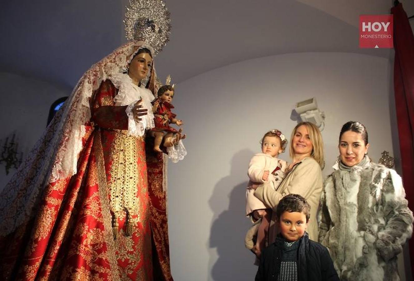 Un total de veinte familias participaron en la ceremonia religiosa que se celebró en la Ermita con motivo del Día de la Candelarias y organizada por la Hermandad de la Virgen de Tentudía