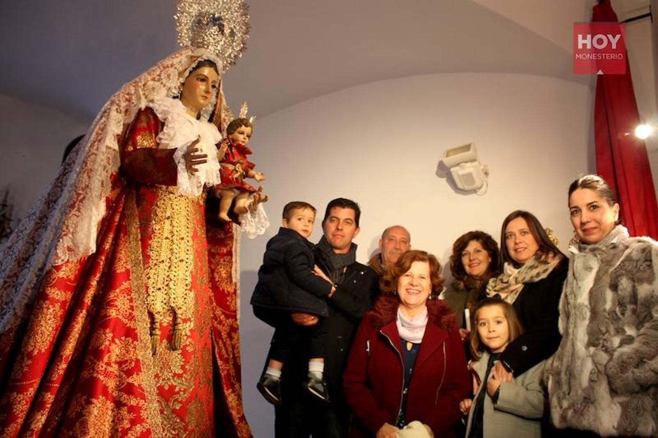 Un total de veinte familias participaron en la ceremonia religiosa que se celebró en la Ermita con motivo del Día de la Candelarias y organizada por la Hermandad de la Virgen de Tentudía