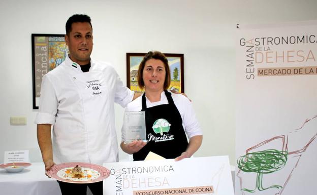 Rocío Maya, junto a su ayudante Luismi Gómez, tras recibir el premio