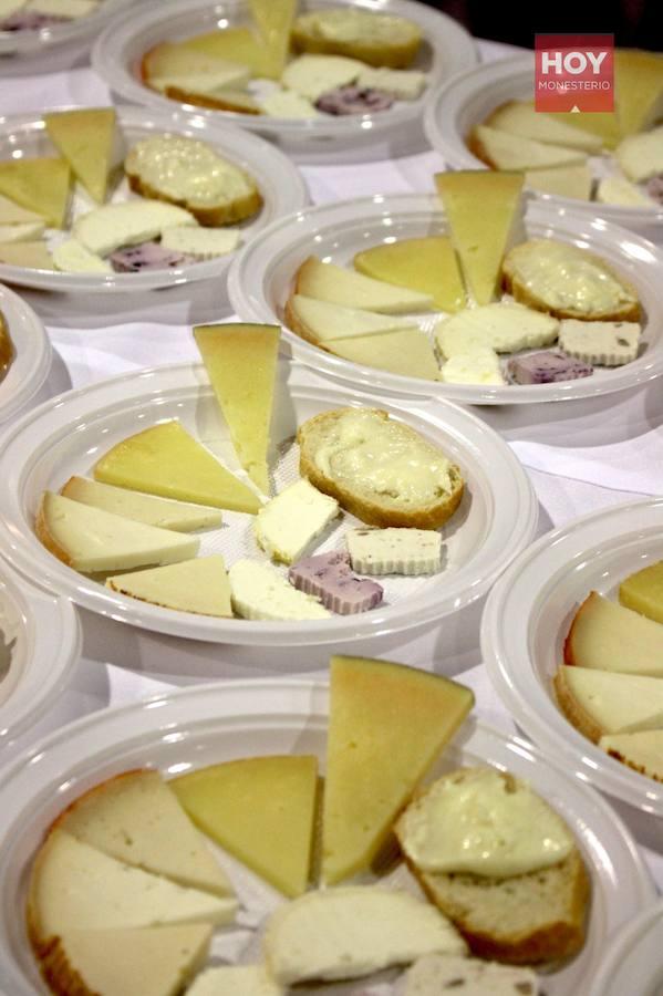 Más de un centenar de personas se reunieron en la tarde de este viernes para inaugurar el Mercado Gastronómico de la Dehesa, en el Pabellón de Cristales, con un maridaje de quesos y vinos de la tierra.