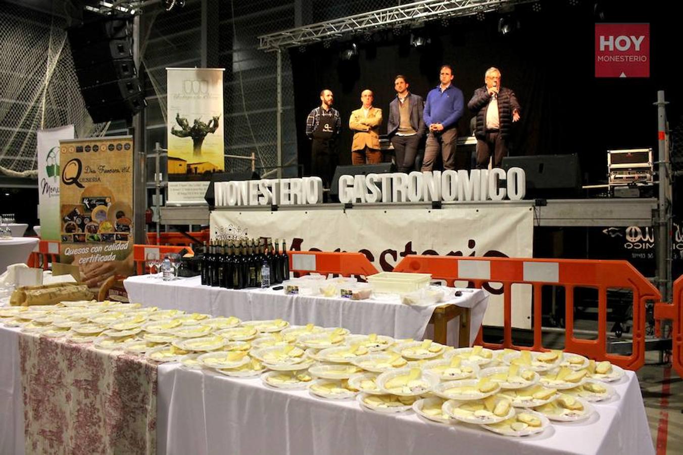 Más de un centenar de personas se reunieron en la tarde de este viernes para inaugurar el Mercado Gastronómico de la Dehesa, en el Pabellón de Cristales, con un maridaje de quesos y vinos de la tierra.