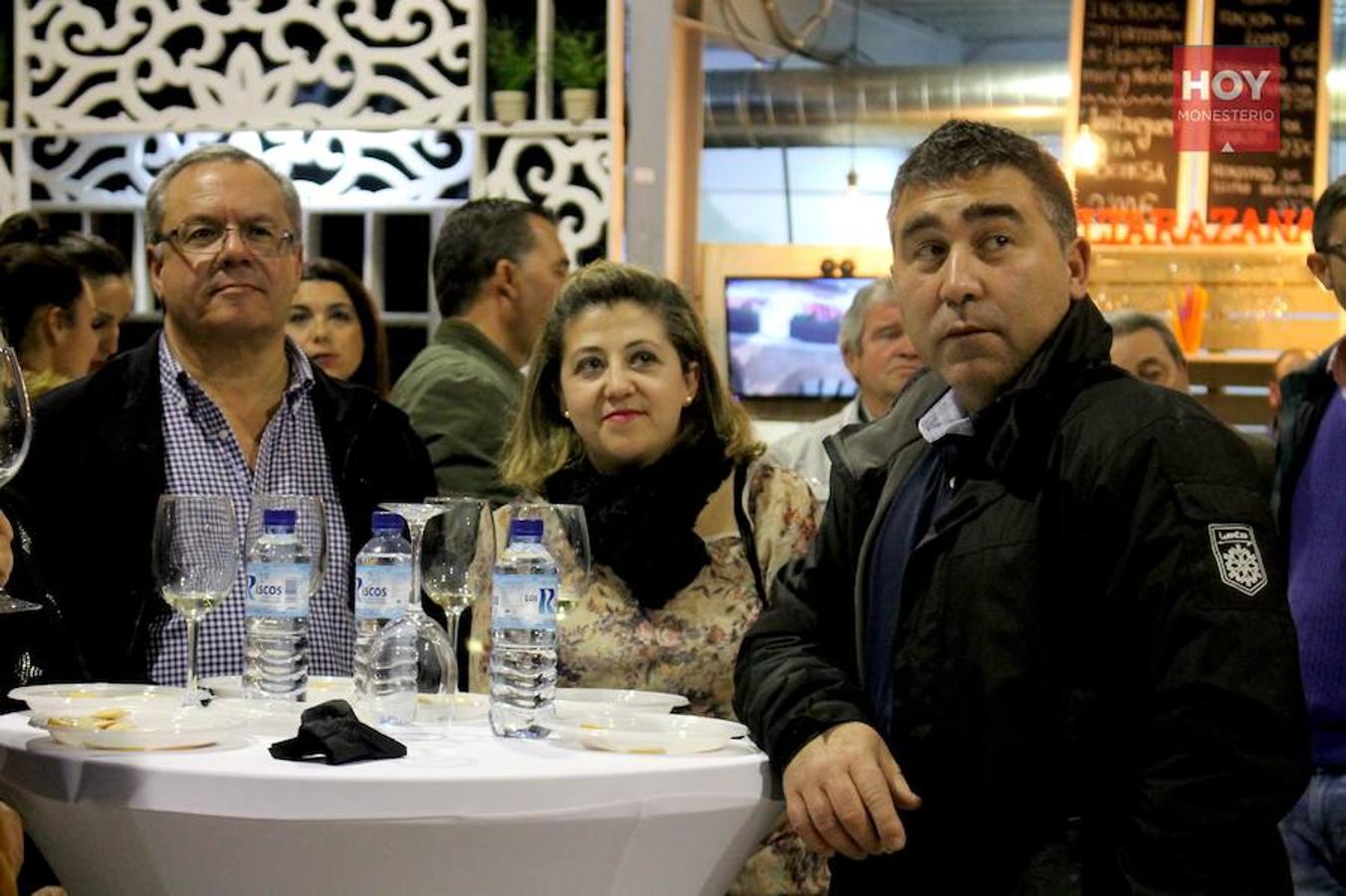 Más de un centenar de personas se reunieron en la tarde de este viernes para inaugurar el Mercado Gastronómico de la Dehesa, en el Pabellón de Cristales, con un maridaje de quesos y vinos de la tierra.