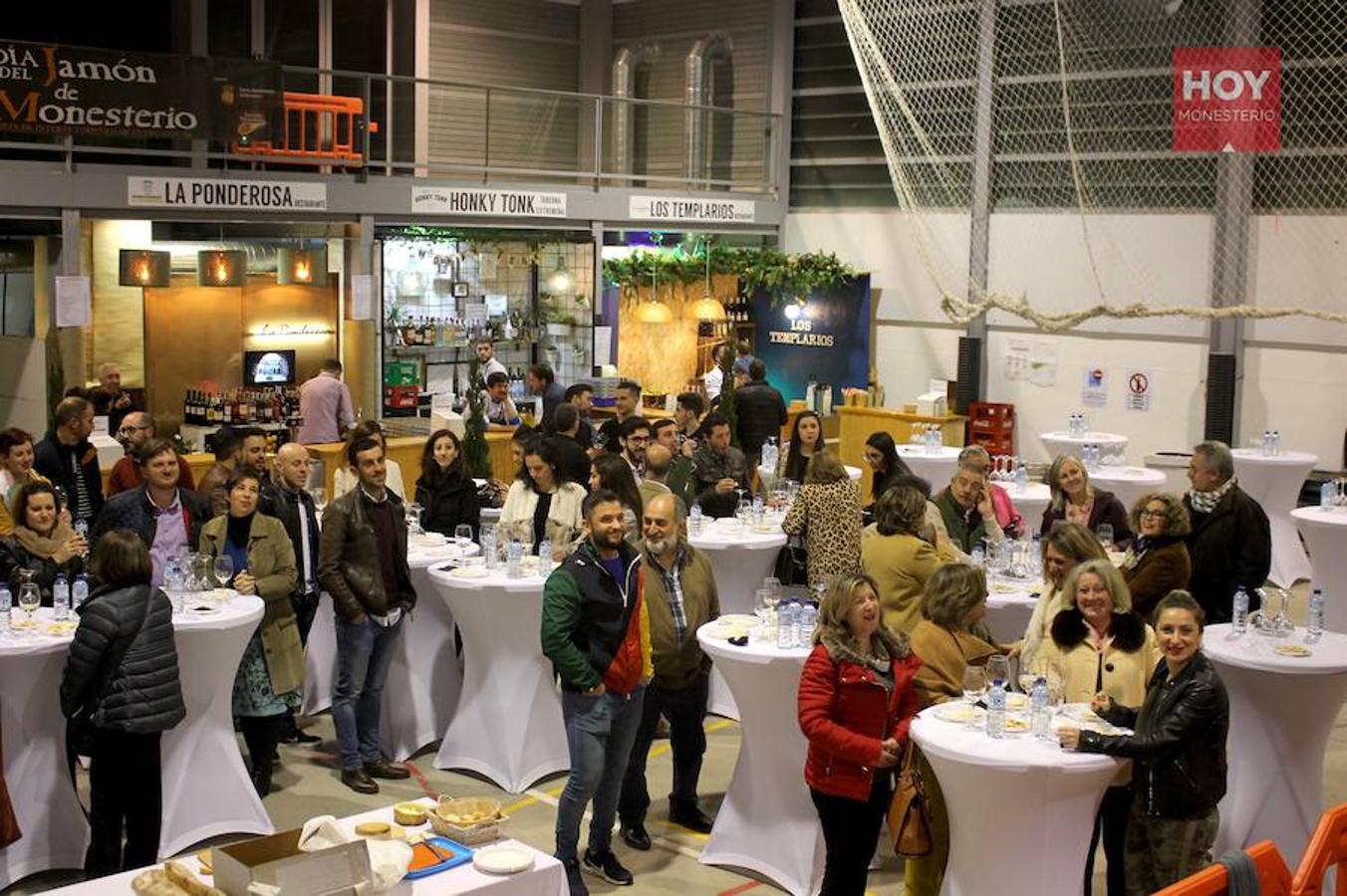 Más de un centenar de personas se reunieron en la tarde de este viernes para inaugurar el Mercado Gastronómico de la Dehesa, en el Pabellón de Cristales, con un maridaje de quesos y vinos de la tierra.