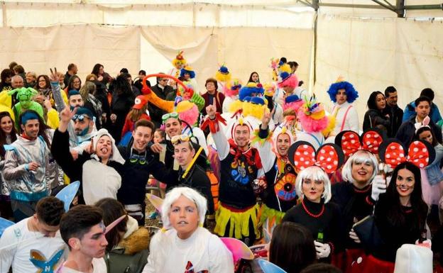 Vecinos de Montemolín celebrando su Carnaval 