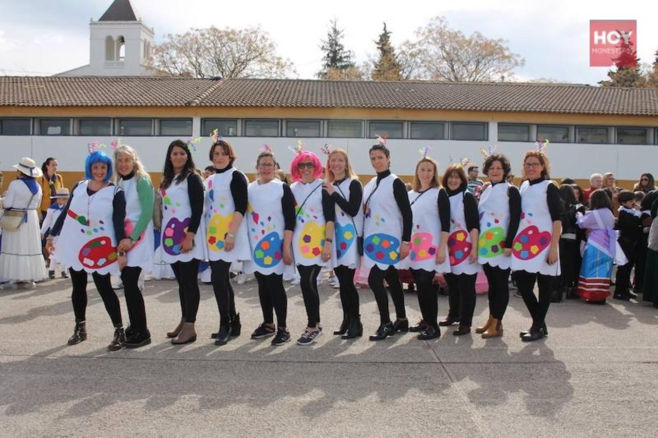 Colorido, multitudinario y divertido fue el pasacalles que ayer marcó el inicio de nuestro Carnaval, que se extenderá hasta mañana domingo, 3 de marzo. Una charanga marcó el ritmo durante su recorrido por las calles de Monesterio.
