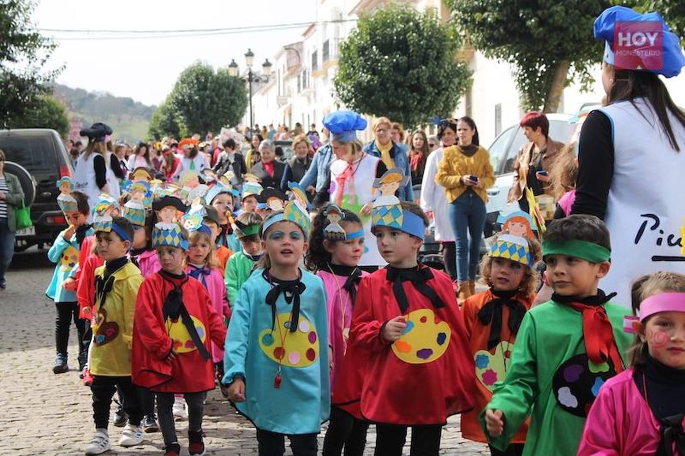 Colorido, multitudinario y divertido fue el pasacalles que ayer marcó el inicio de nuestro Carnaval, que se extenderá hasta mañana domingo, 3 de marzo. Una charanga marcó el ritmo durante su recorrido por las calles de Monesterio.