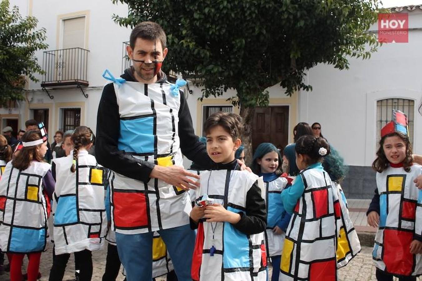 Colorido, multitudinario y divertido fue el pasacalles que ayer marcó el inicio de nuestro Carnaval, que se extenderá hasta mañana domingo, 3 de marzo. Una charanga marcó el ritmo durante su recorrido por las calles de Monesterio.