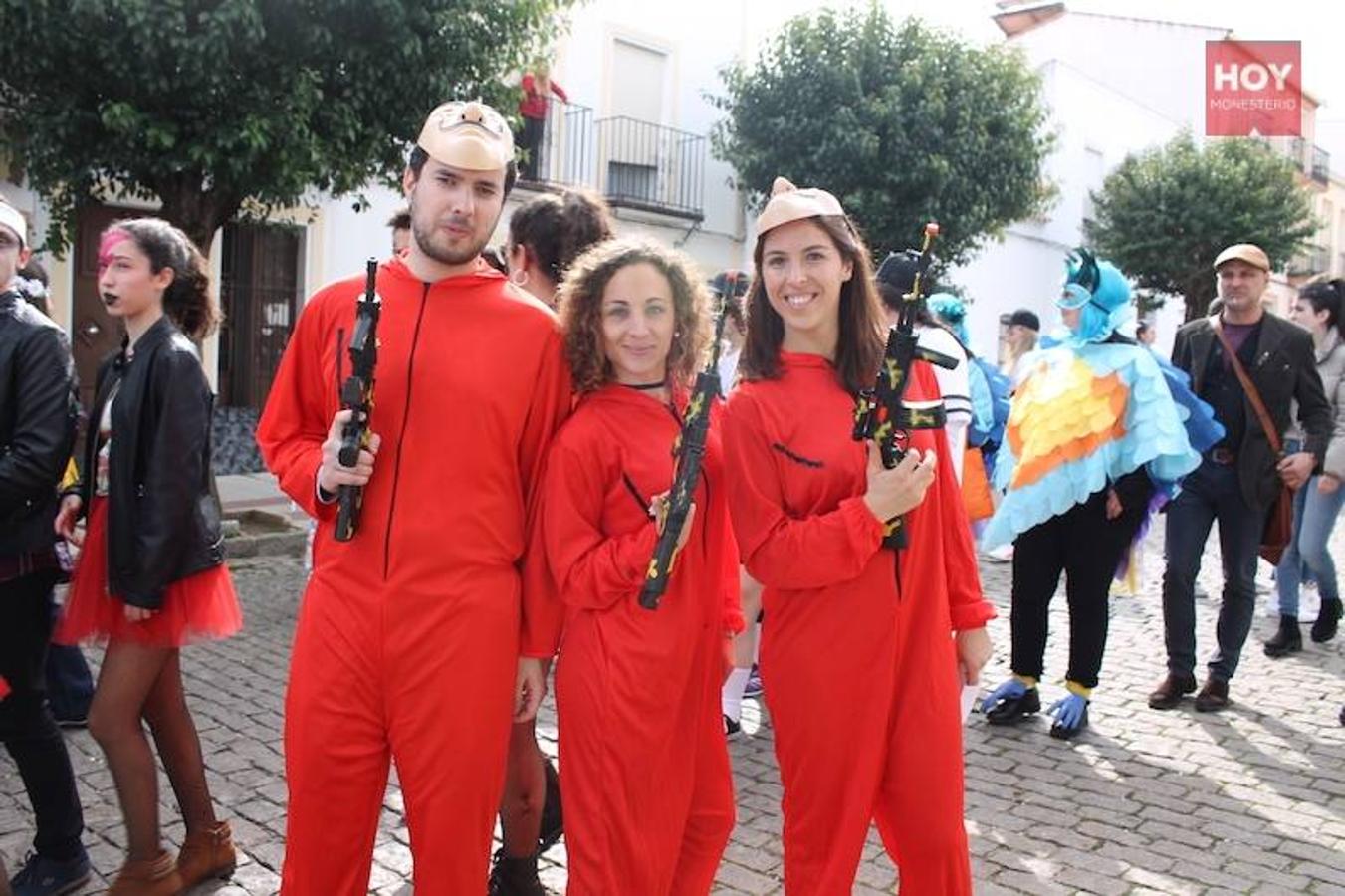 Colorido, multitudinario y divertido fue el pasacalles que ayer marcó el inicio de nuestro Carnaval, que se extenderá hasta mañana domingo, 3 de marzo. Una charanga marcó el ritmo durante su recorrido por las calles de Monesterio.