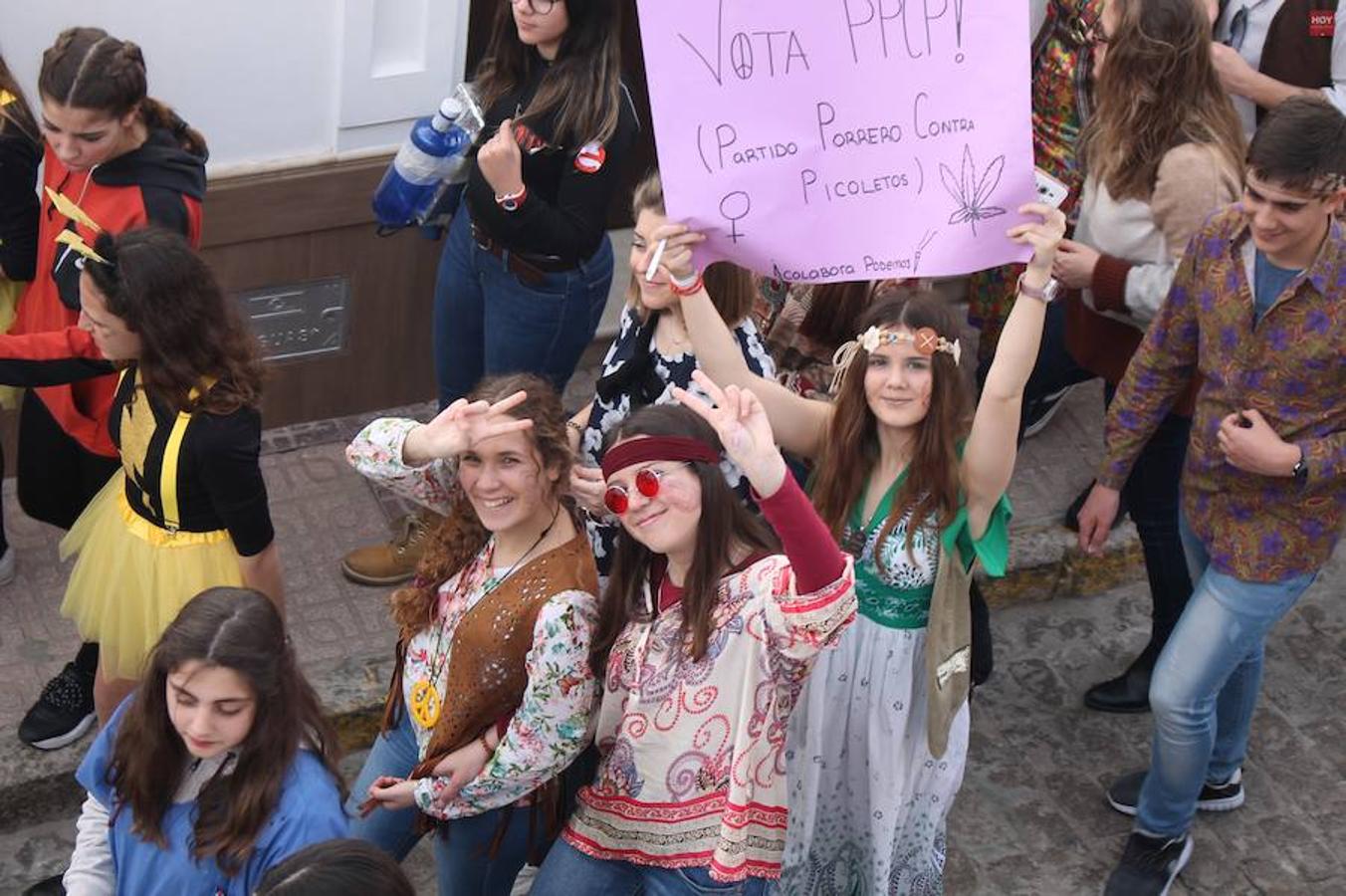 Colorido, multitudinario y divertido fue el pasacalles que ayer marcó el inicio de nuestro Carnaval, que se extenderá hasta mañana domingo, 3 de marzo. Una charanga marcó el ritmo durante su recorrido por las calles de Monesterio.