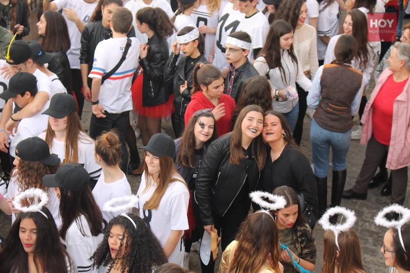 Colorido, multitudinario y divertido fue el pasacalles que ayer marcó el inicio de nuestro Carnaval, que se extenderá hasta mañana domingo, 3 de marzo. Una charanga marcó el ritmo durante su recorrido por las calles de Monesterio.