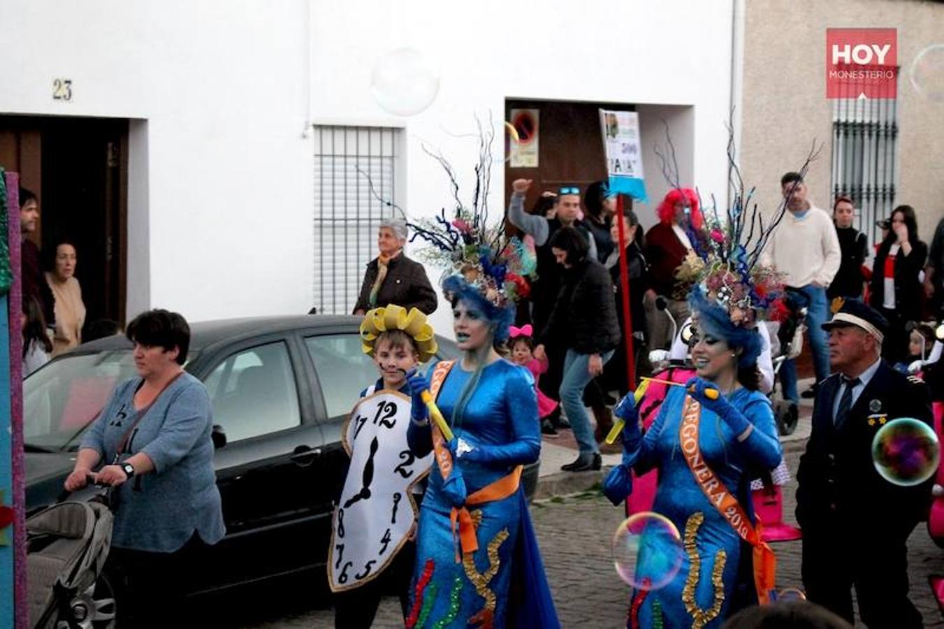 Numerosos vecinos recorrieron las calles de Monesterio enfundados en sus coloridos y originales disfraces, durante la tarde de este sábado