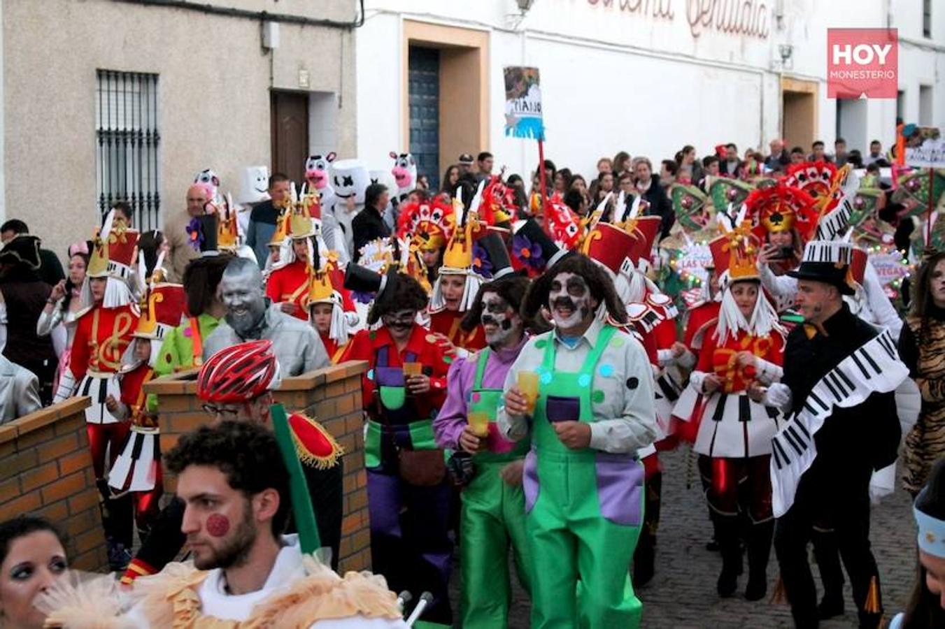Numerosos vecinos recorrieron las calles de Monesterio enfundados en sus coloridos y originales disfraces, durante la tarde de este sábado