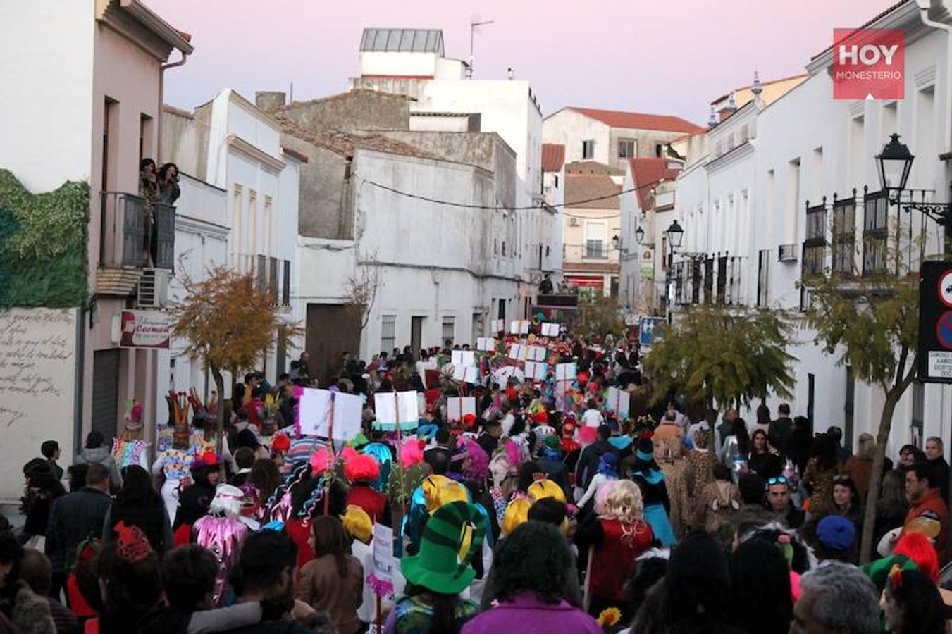 Numerosos vecinos recorrieron las calles de Monesterio enfundados en sus coloridos y originales disfraces, durante la tarde de este sábado