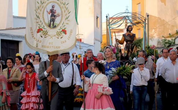 Romeros del año pasado durante la procesión del Santo por las calles de Monesterio 
