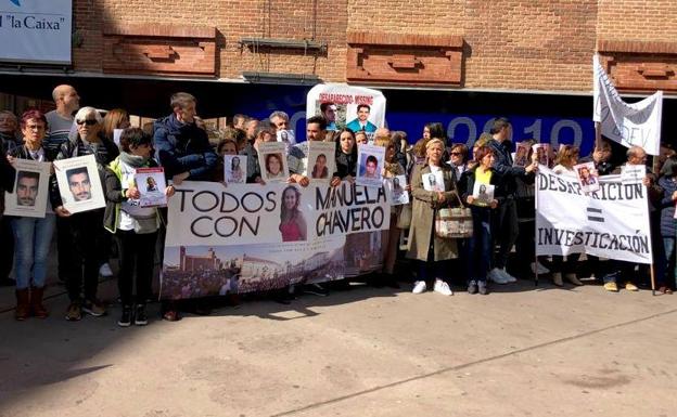 Vecinos y familiares de Manuela Chavero durante la concentración este sábado 