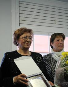 Imagen secundaria 2 - ARRIBA: Antonia junto a sus hijos y su marido; ABAJO A LA IZQUIERDA: Sus hijas, Rosa y Mari, durante el recital de la poesía; ABAJO A LA DERECHA: Antonia recibiendo la placa del homenaje 