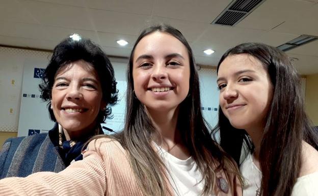 Selfie de Clara y Elena con la Ministra de Educación, Isabel Celaá 