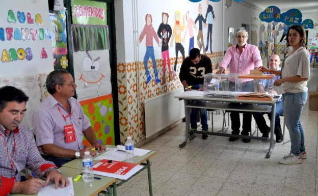 Vecinos designados en una mesa electoral del municipio 