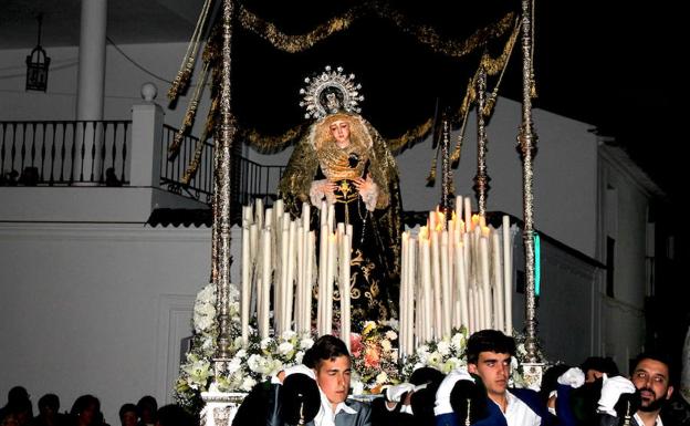 Imagen de la Virgen de los Dolores durante una procesión por las calles de Monesterio 