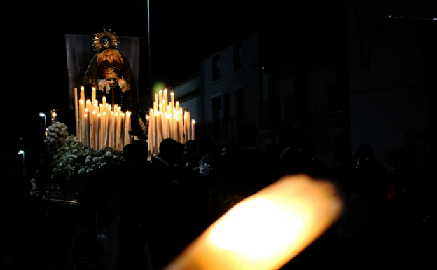 Imagen de La Soledad en su desfile por las calles de Monesterio 