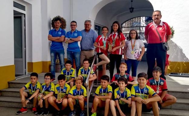 Los pequeños, junto a sus entrenadores y el alcalde, esta mañana 