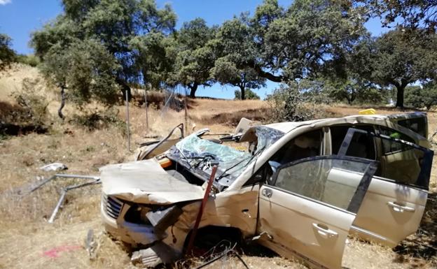 El vehículo monovolumen se salió de la vía y cayó por un terraplén, quedando a 70 metros de la vía