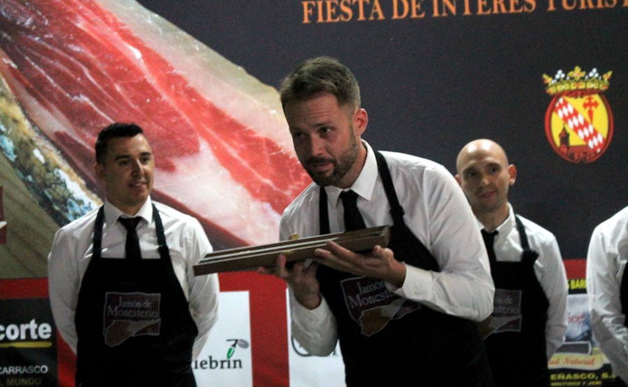 Aníbal Falcón, el año pasado, tras recibir el Cuchillo Jamonero de Oro de Monesterio 