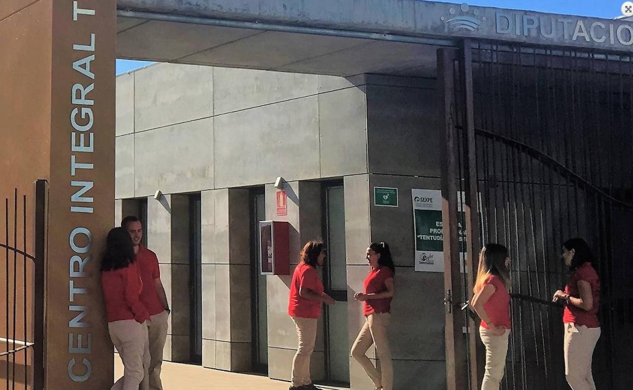 Alumnos de una Escuela Profesional a las puertas del CID Tentudía 