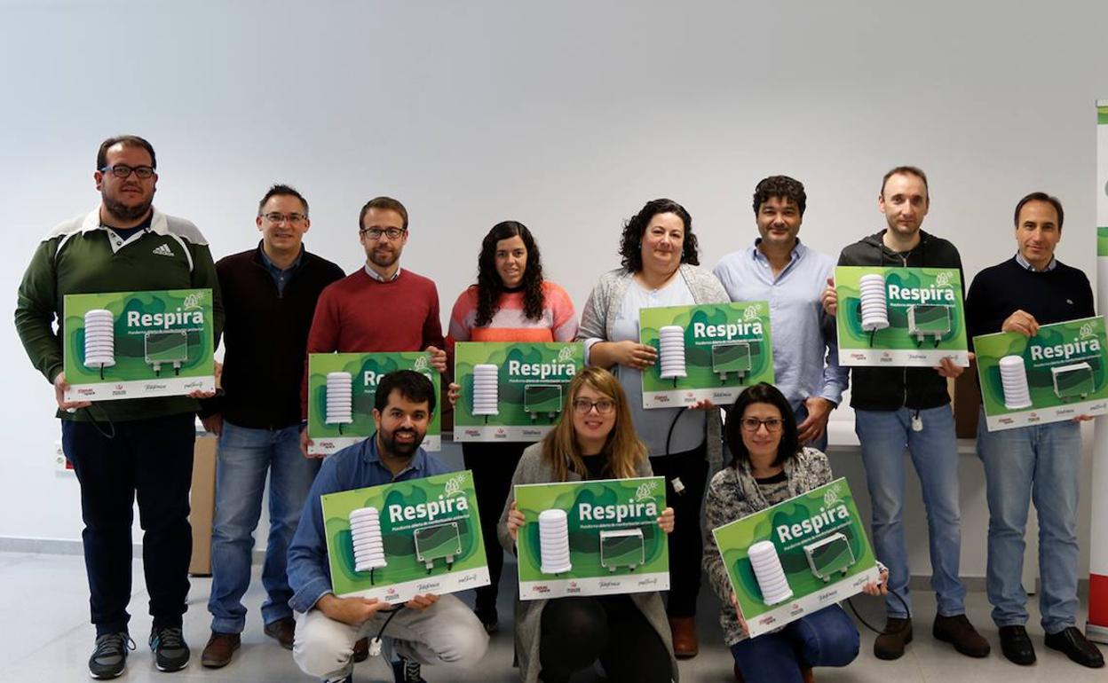 Técnicos que esta semana han participado en la formación con los dispositivos en sus manos 