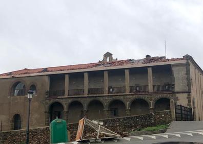 Imagen secundaria 1 - El temporal de viento desprende el tejado del Conventual Santiaguista en Calera de León