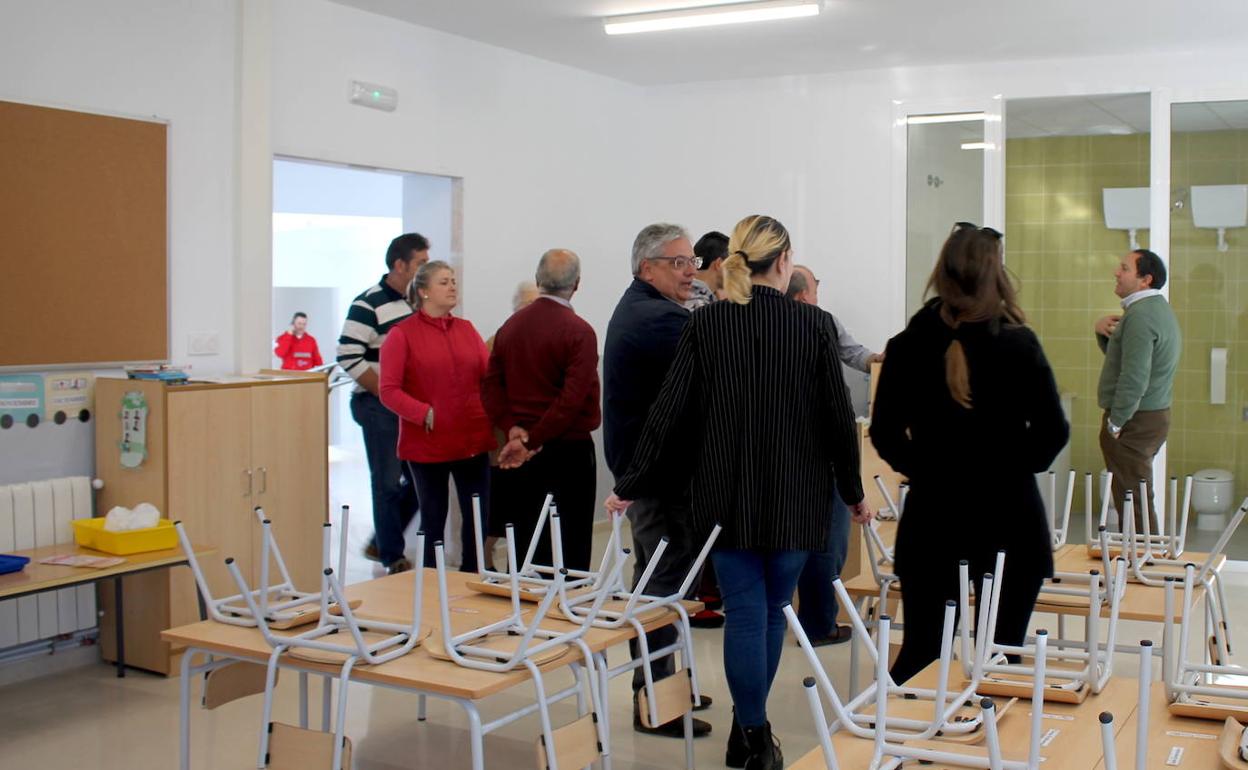 El director del centro, Antonio Calderón, y el alcalde, Antonio Garrote, esta mañana mostrando las instalaciones a los padres 