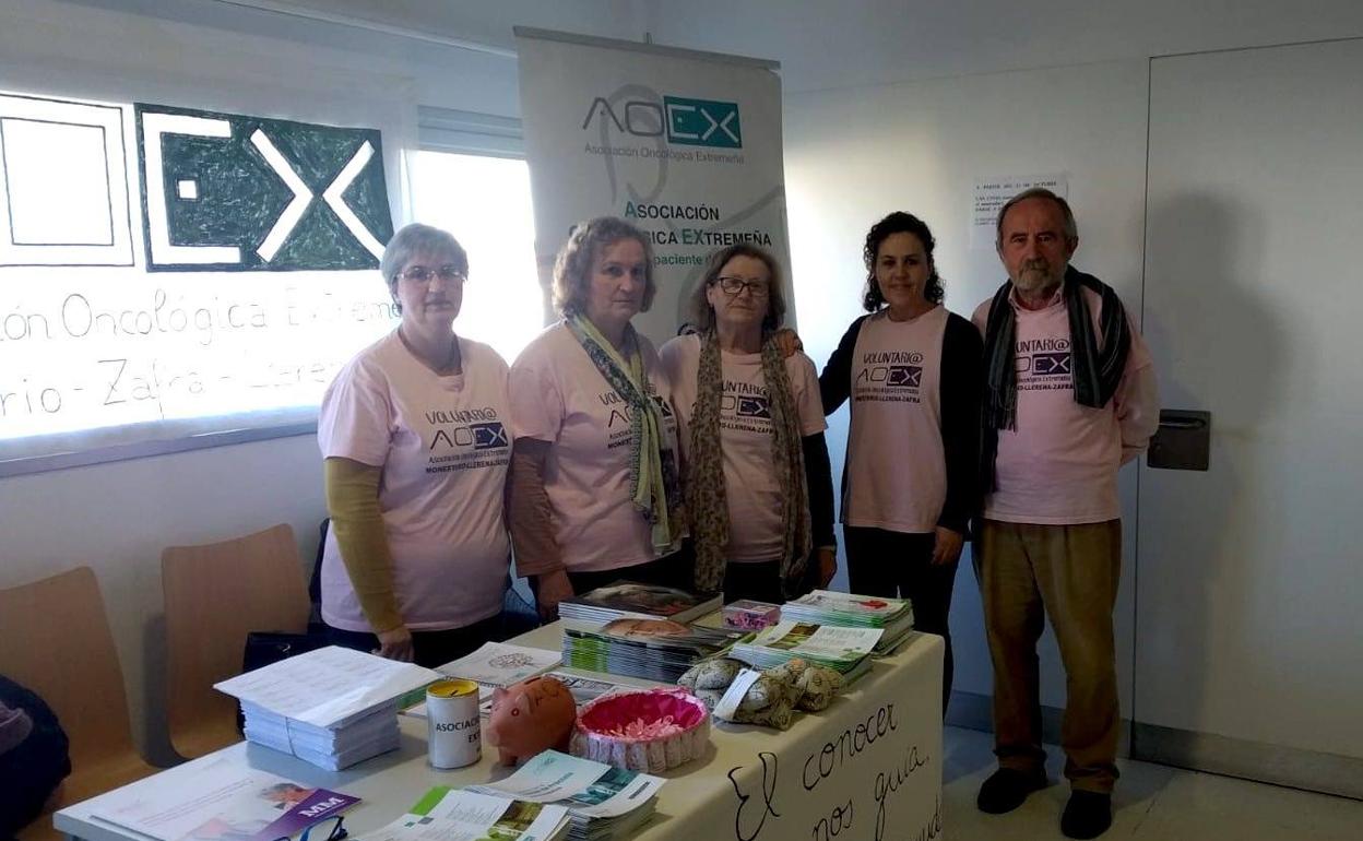 Socios de AOEX Monesterio, esta mañana en la mesa informativa 