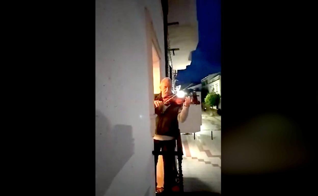 Daniel durante un momento de su concierto, que anoche regaló a los monesterienses 