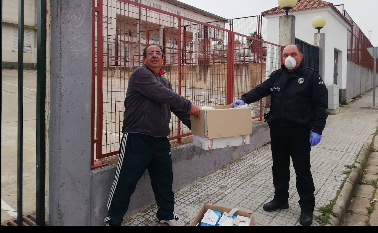El instituto Juan Calero dona material sanitario al Centro de Salud de Monesterio