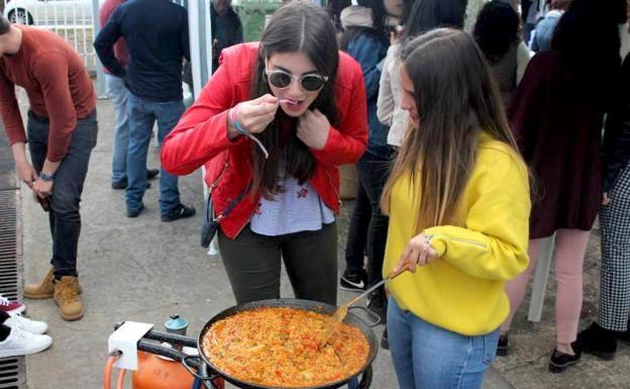 Probando la paella 