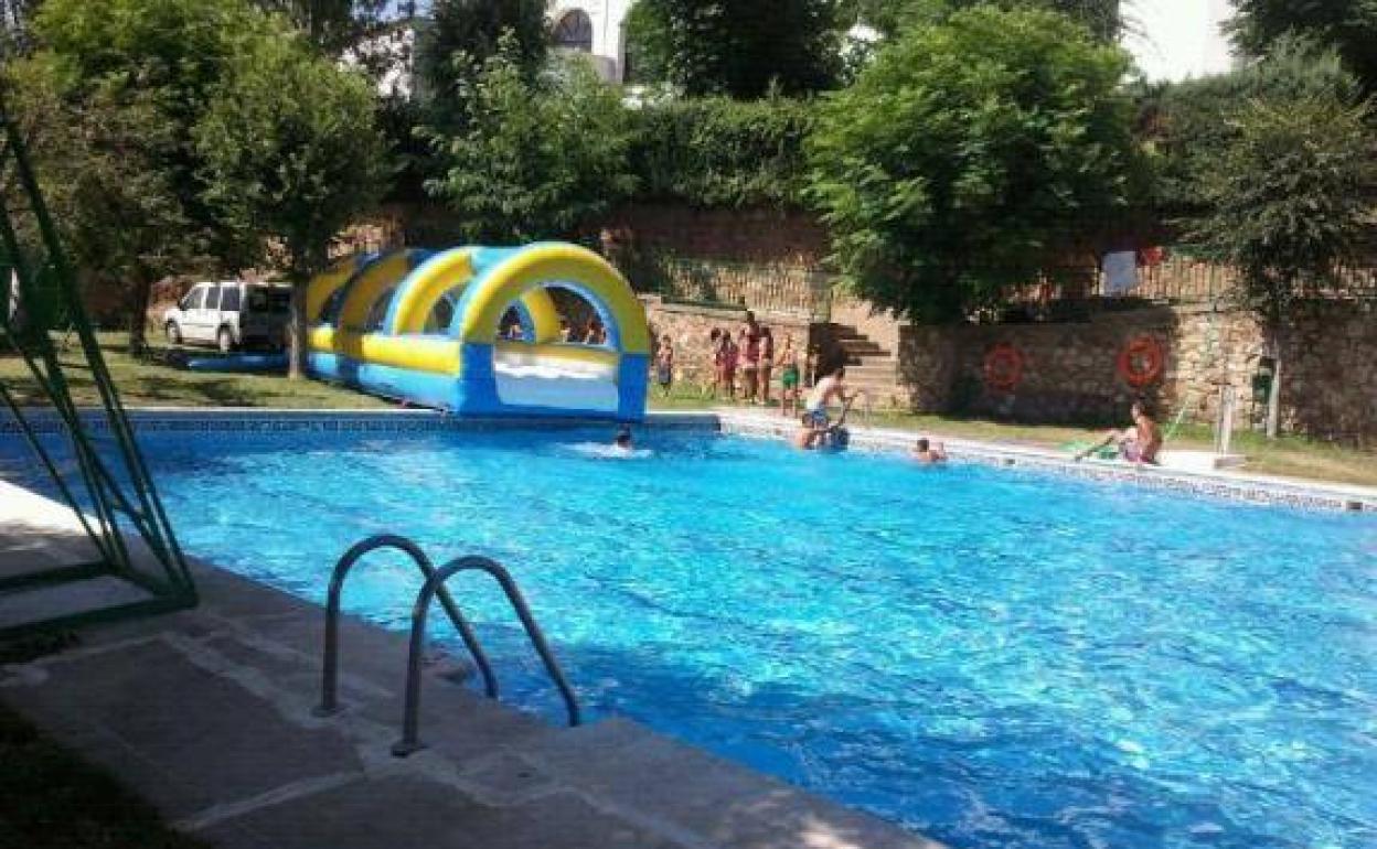 Piscina municipal del Calera de León 