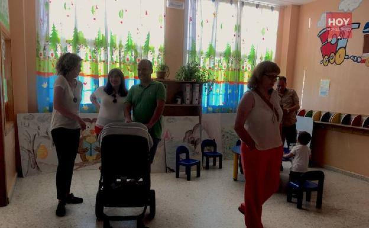 Padres conociendo la Escuela Infantil. 
