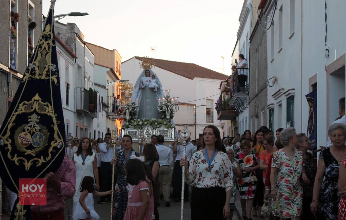Durante una procesión de la Virgen de Tentudía de Monesterio, con algunos miembros de la Hermandad a la cabeza 