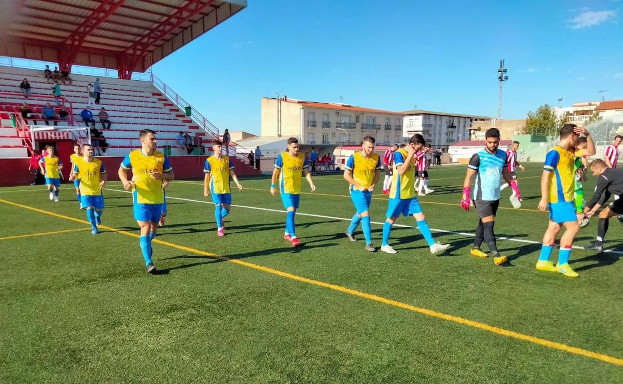 Los amarillos entrando al terreno de juego en Arroyo de San Serván 